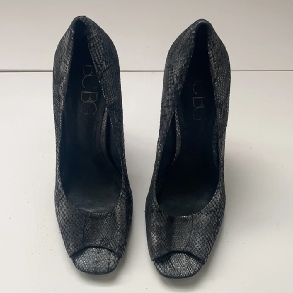 BCBG Women’s Grey Faux Snake‎ Skin Peep Toe Pumps Size 7.5B